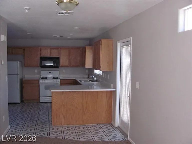 5270 Paradise Skies Ave — Photo 2