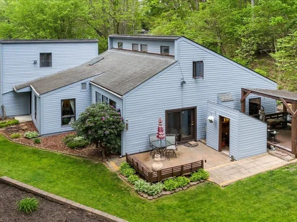 310 College Park Dr, Radford, VA 24141