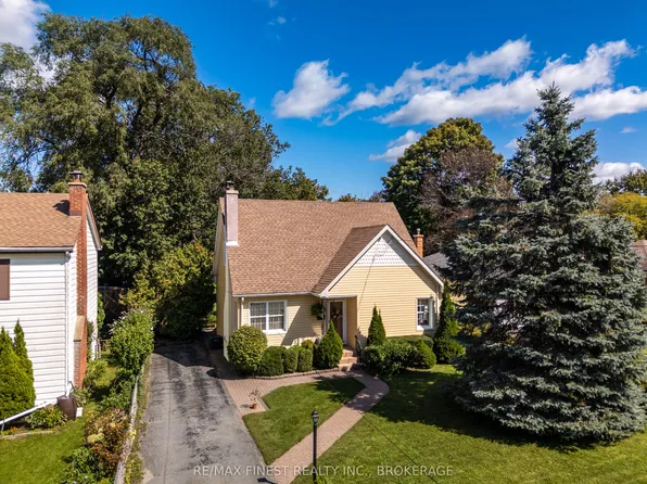 15 Alexander St, Kingston, ON K7M 3H1