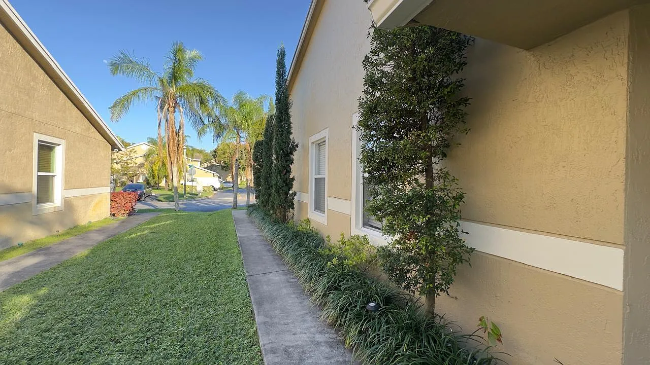 3 bed, 2.0 bath, 1269 sqft, $3,000 — Photo 3