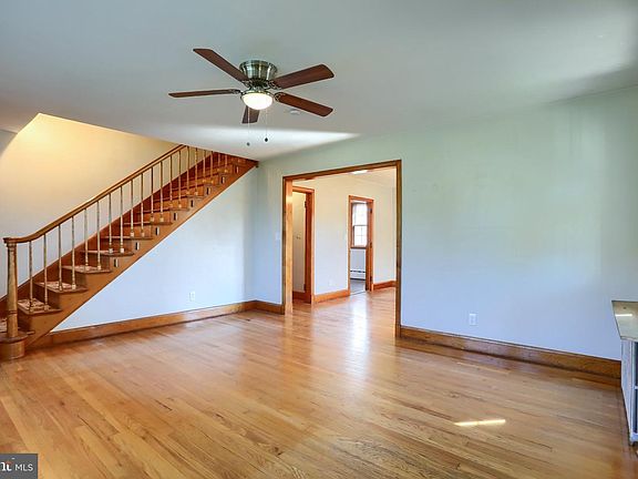 3rd image of 905 Holland Rd