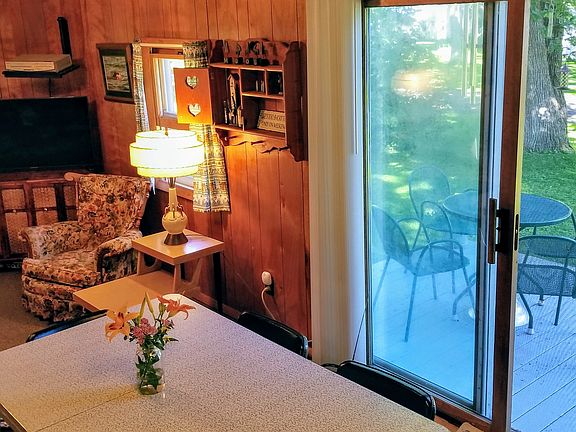 Main cabin living room 