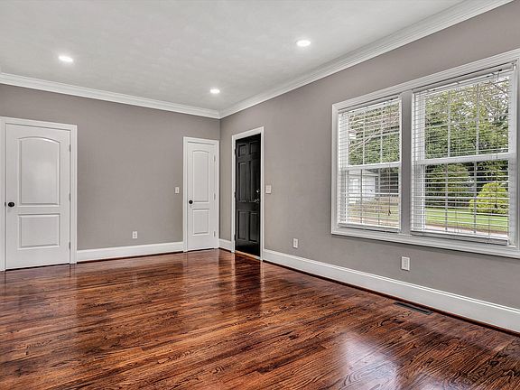 3rd image of 190 Orchard Ave