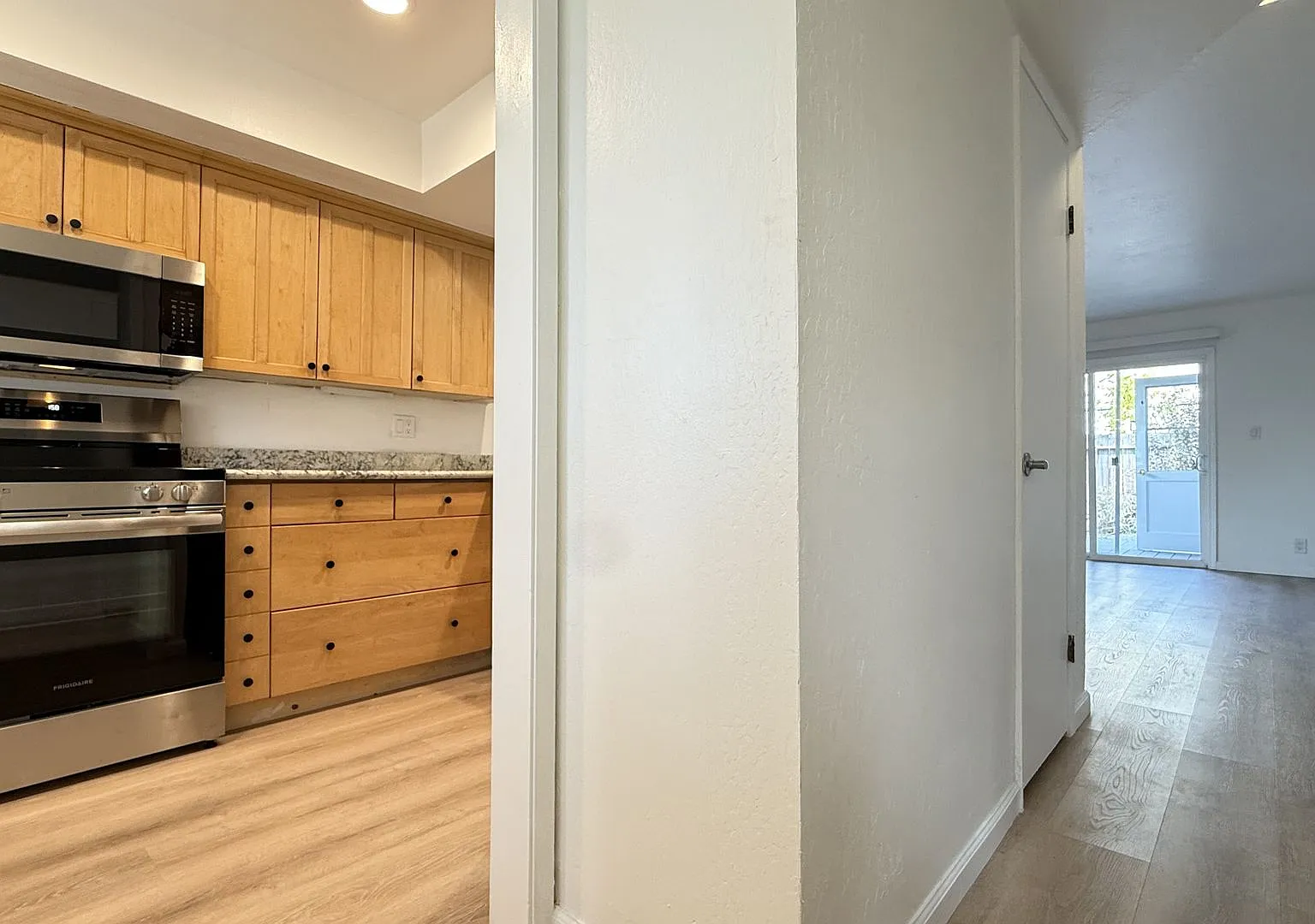 3BD/1.5BA - Beautifully Updated Lynn Park Townhome with Water and Garbage Included — Photo 4