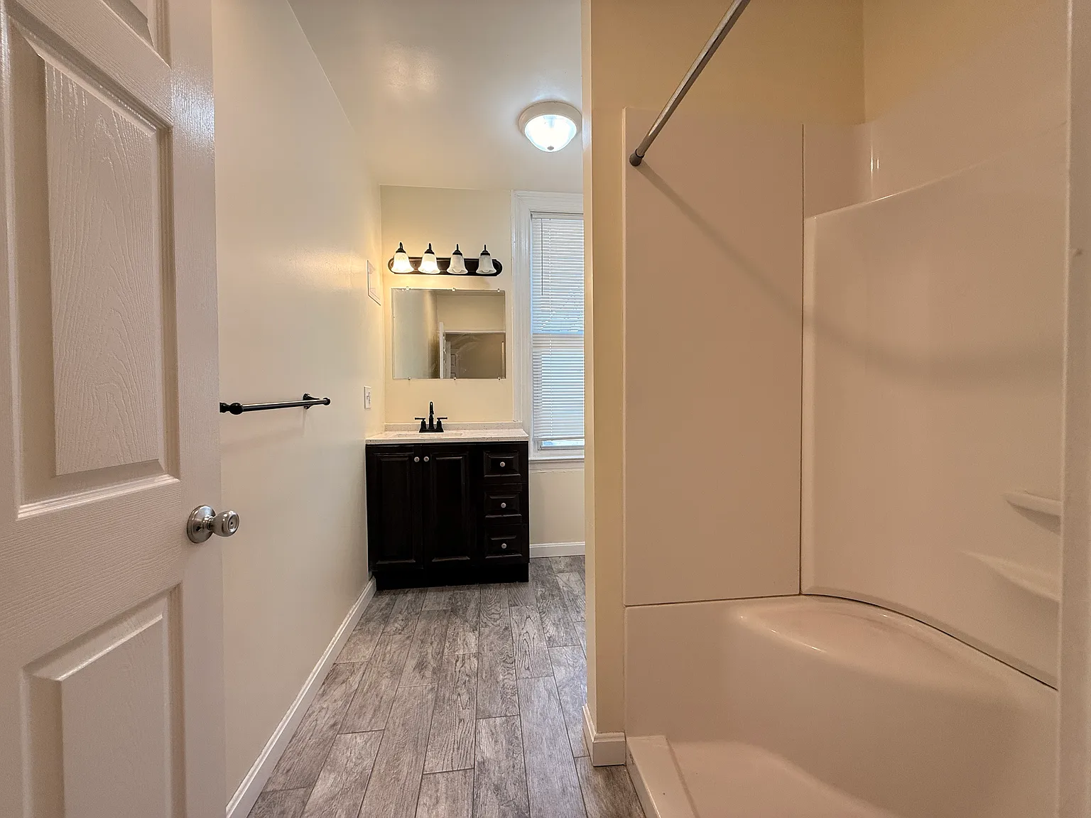 3 bed, 1200 sqft, $3,300 — Photo 2
