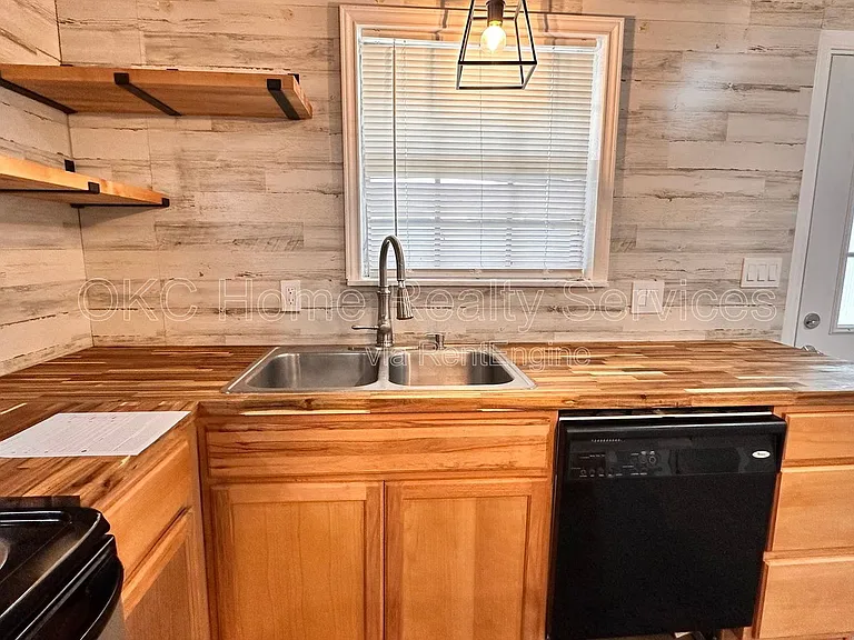 1617 N Christine Dr — Photo 6