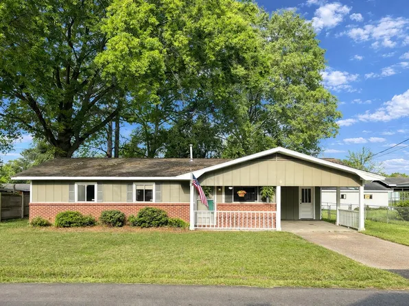 202 Robin Dr, Petal, MS 39465