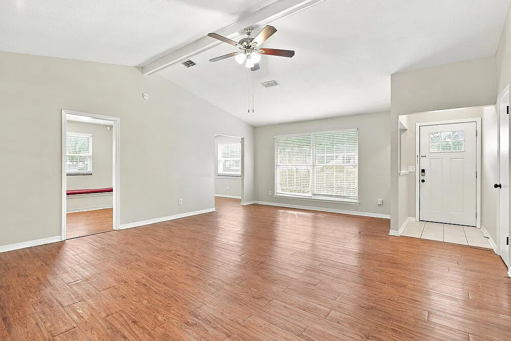 3 bed, 2.0 bath, 1422 sqft, $2,365 — Photo 4
