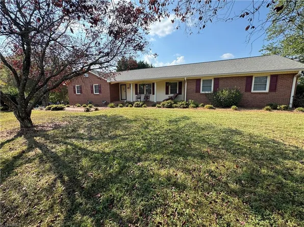 112 Pilot View Dr, King, NC 27021