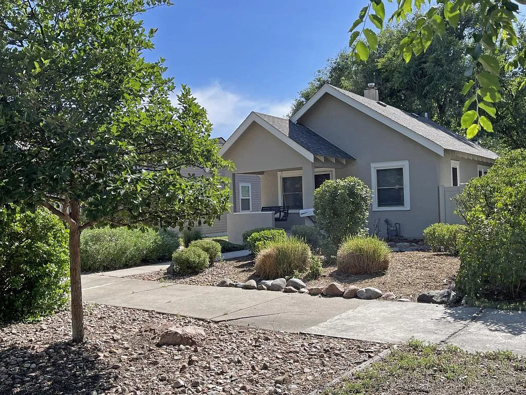 1030 Custer Ave. — Photo 2