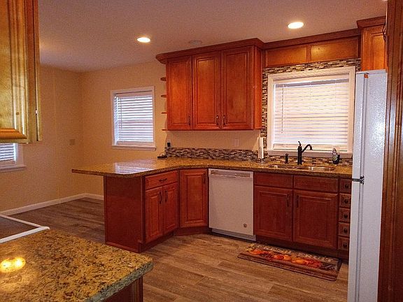 3rd image of 8696 SE Lyons Rd