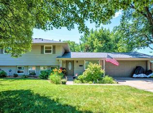 1800 Saint Clair Dr, Pekin, IL