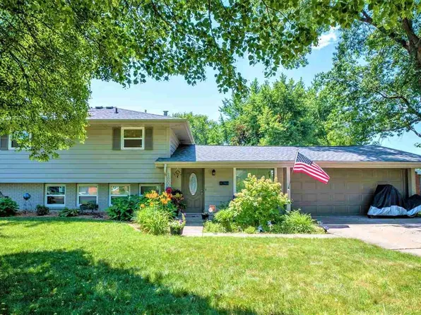 1800 Saint Clair Dr, Pekin, IL 61554