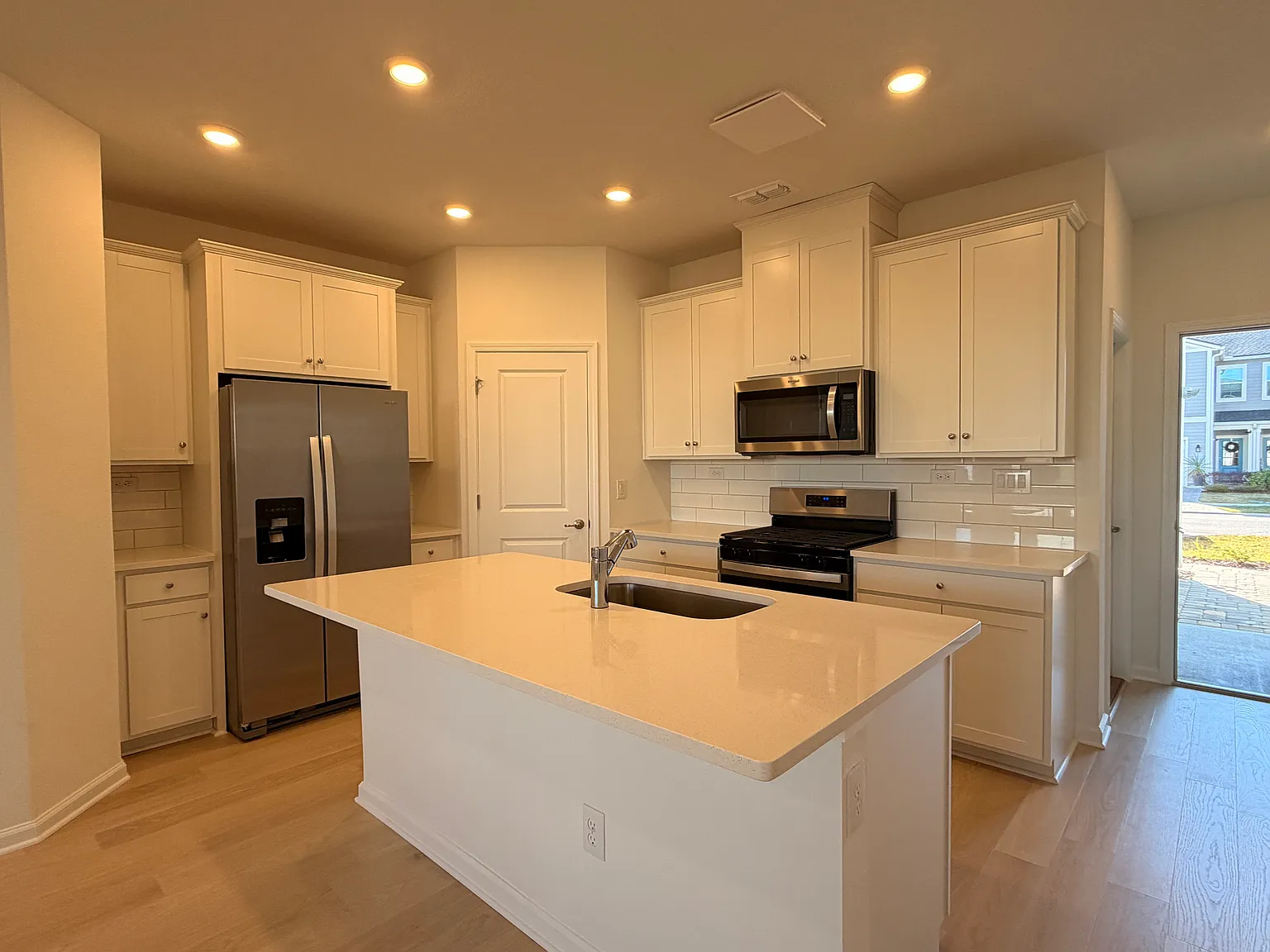 3 bed, 2.5 bath, 1445 sqft, $2,050 — Photo 4