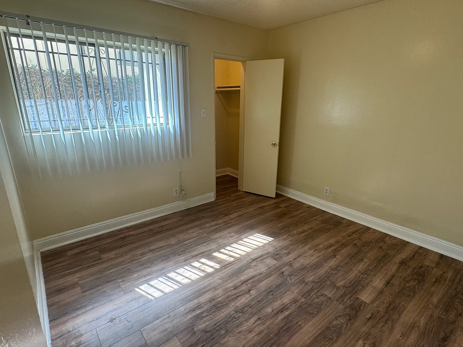 1433 W 84th Pl — Photo 4