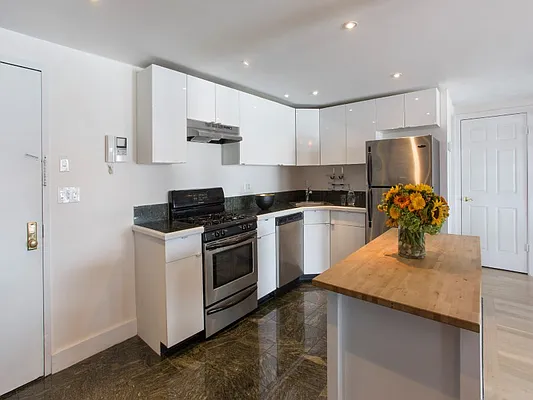 Rented by Sotheby's International Realty | media 9