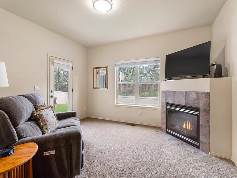 676 SE Gleneden Pl — Photo 14