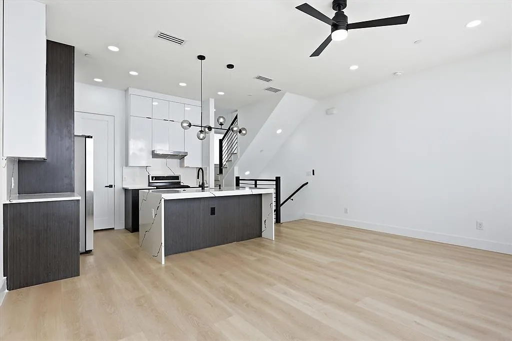 2 bed, 2.5 bath, 1674 sqft, $3,300 — Photo 2