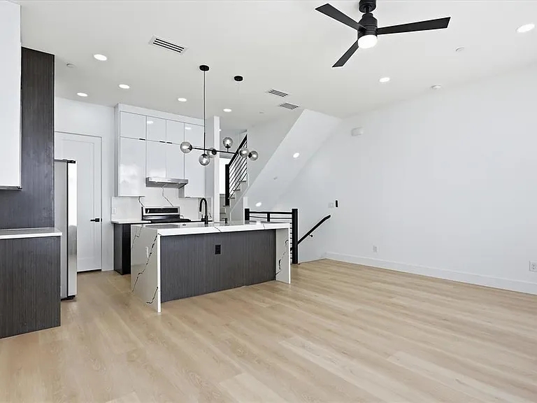 2015 California Dr #103 — Photo 2