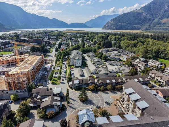 1216 Village Green Way, Squamish, BC V8B 0N5