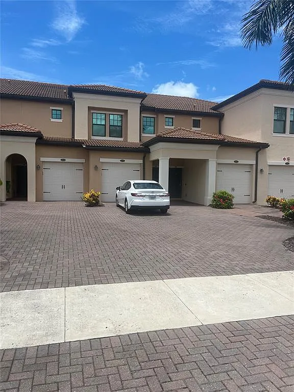 3 bed, 2.0 bath, 1998 sqft, $3,000 — Photo 1