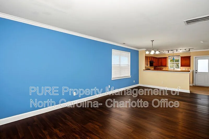 3 bed, 2.5 bath, 1299 sqft, $1,799 — Photo 3