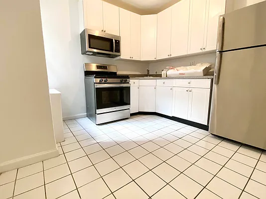 Rented by Manhattan Realty Group | media 11
