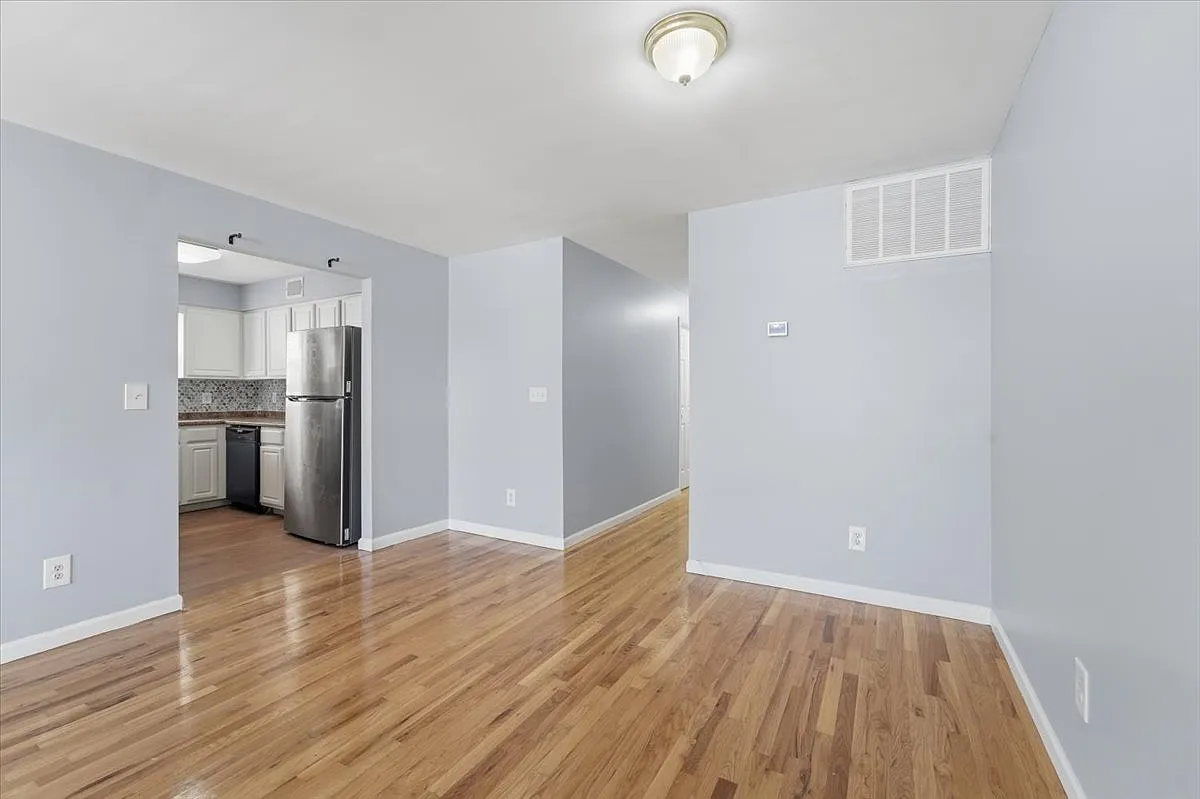 3 bed, 1200 sqft, $2,650 — Photo 4