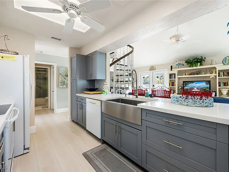 424 Lagoon Dr — Photo 13