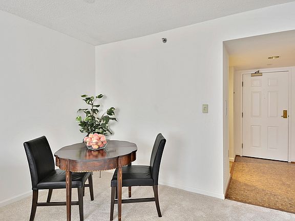 5th image of 900 N Taylor St APT 1027