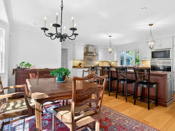 8 Buttercup Ln, Dover, MA 02030