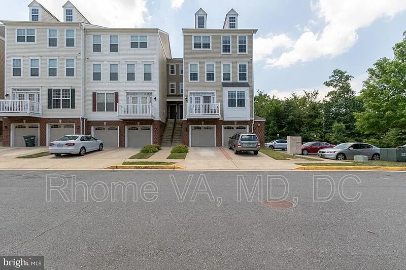 3 bed, 2.5 bath, 1701 sqft, $3,000 — Photo 1