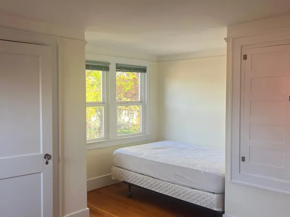 1045 5th St NE #4, Salem, OR 97301