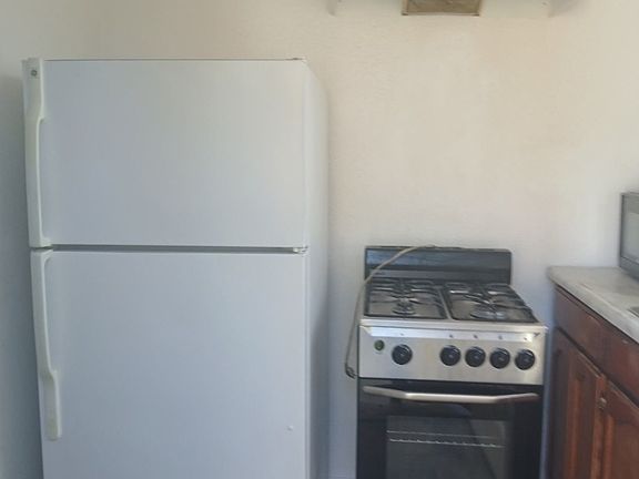 3rd image of 916 E 91st St