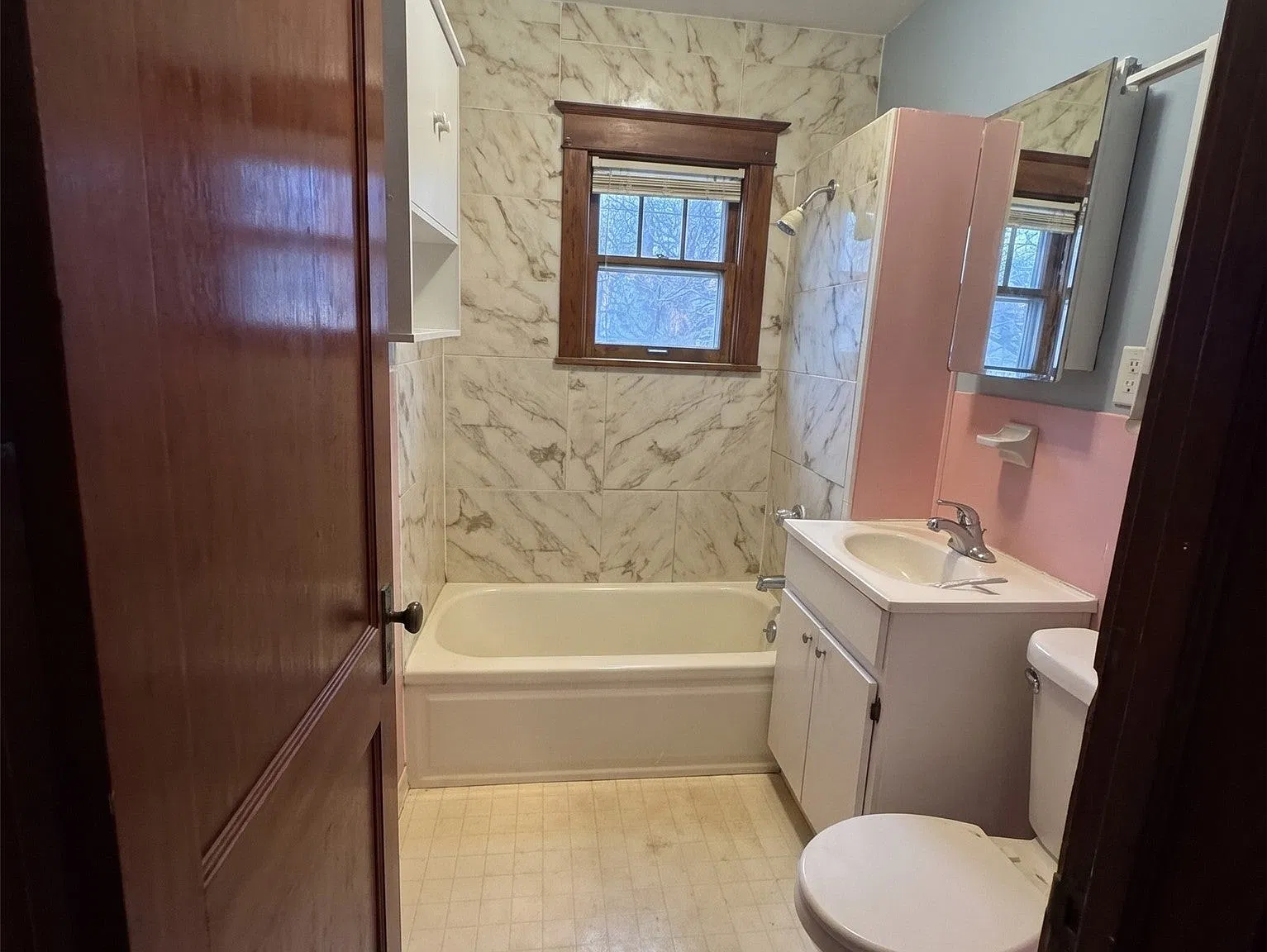 3 bed, 1.0 bath, 1300 sqft, $1,500 — Photo 2