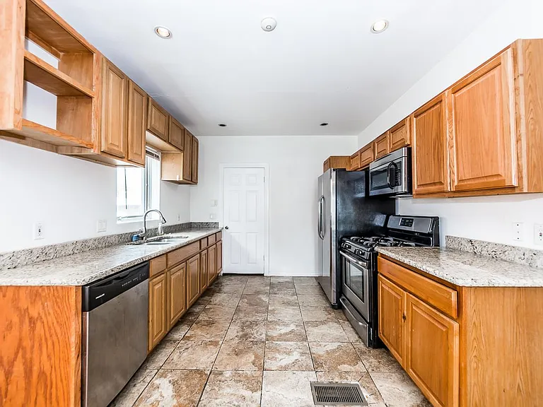 1804 Summitt Ave — Photo 3