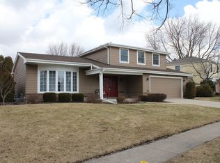 438 Greentree Pkwy, Libertyville, IL 60048