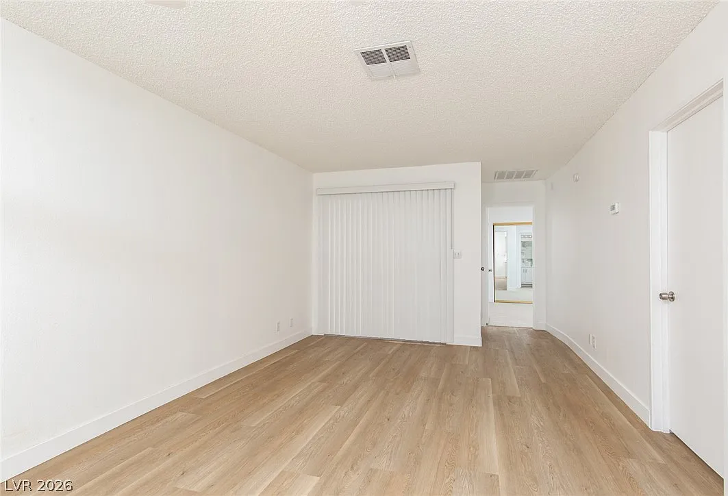 1 bed, 1.0 bath, 599 sqft, $1,050 — Photo 2