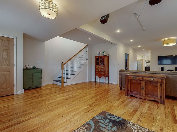3rd image of 3545 N Natoma Ave
