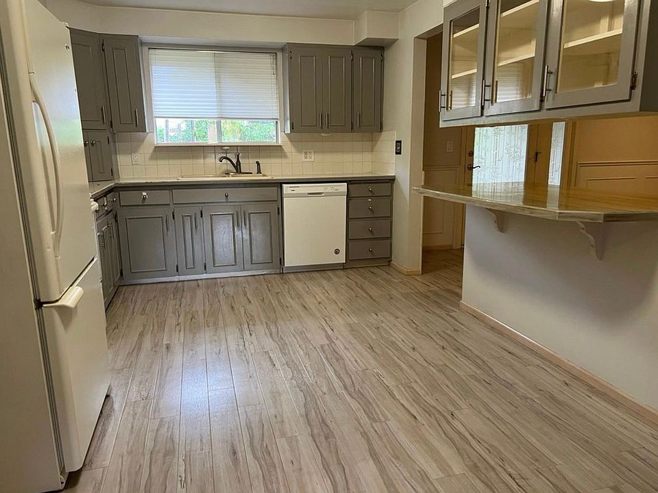 2nd image of 203 N 67th Pl #203