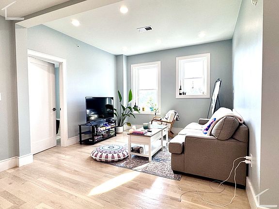4th image of 9 University Rd #11