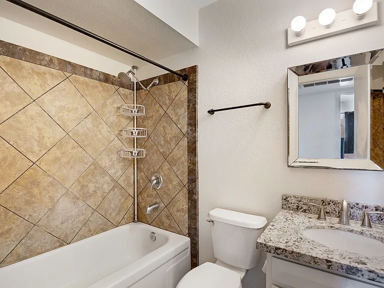 2056 W Des Moines Cir — Photo 6
