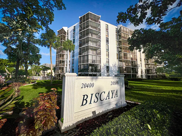 20500 W Country Club Dr #406 — Photo 15