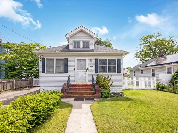 11 Locust Avenue E, Farmingdale, NY 11735