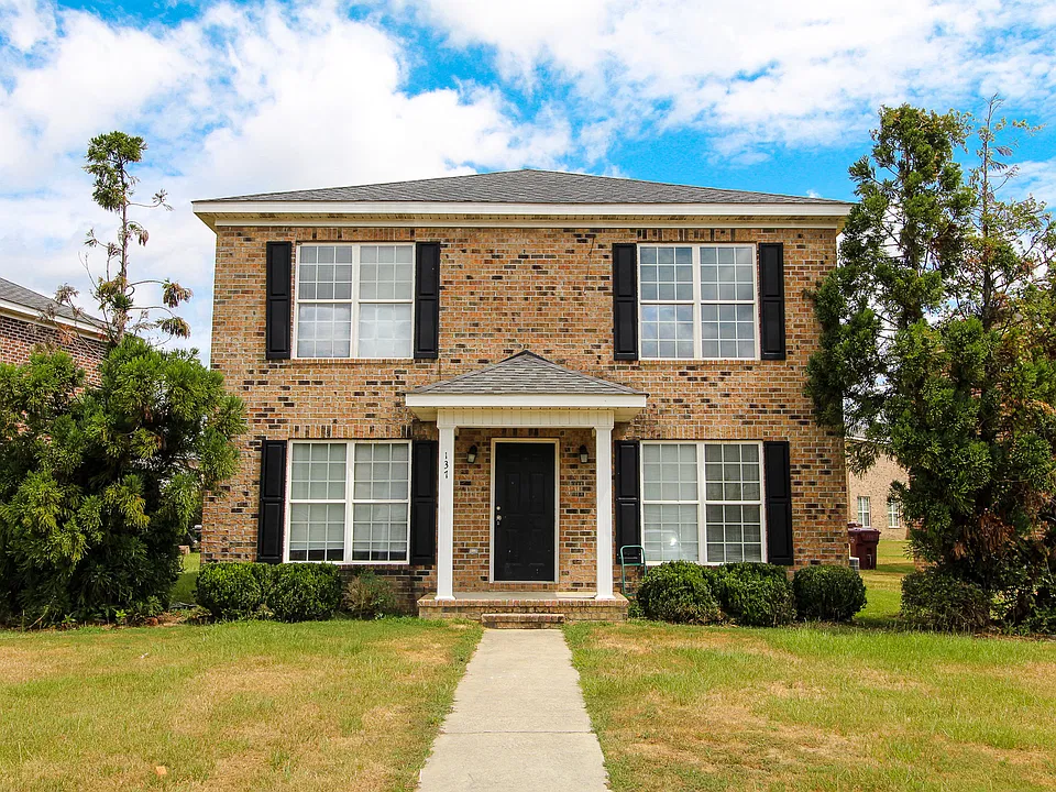 137 Herschel Dr