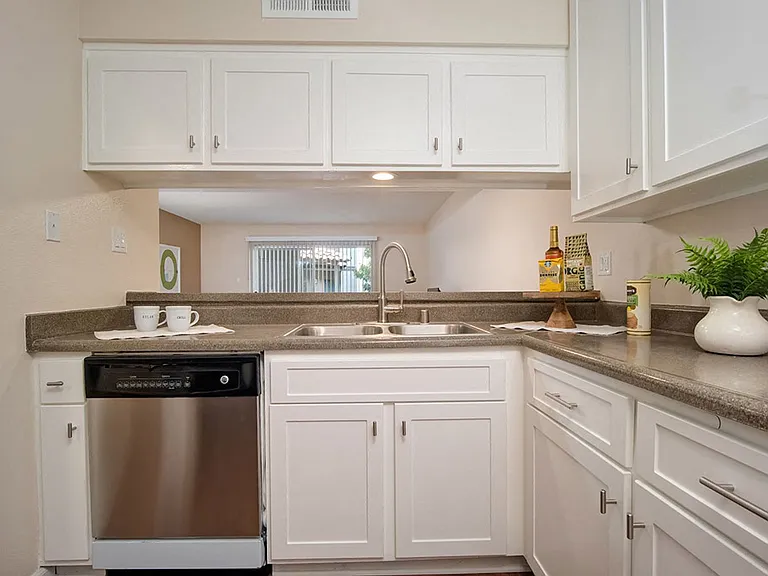 Wilbur Oaks Apartments — Photo 36