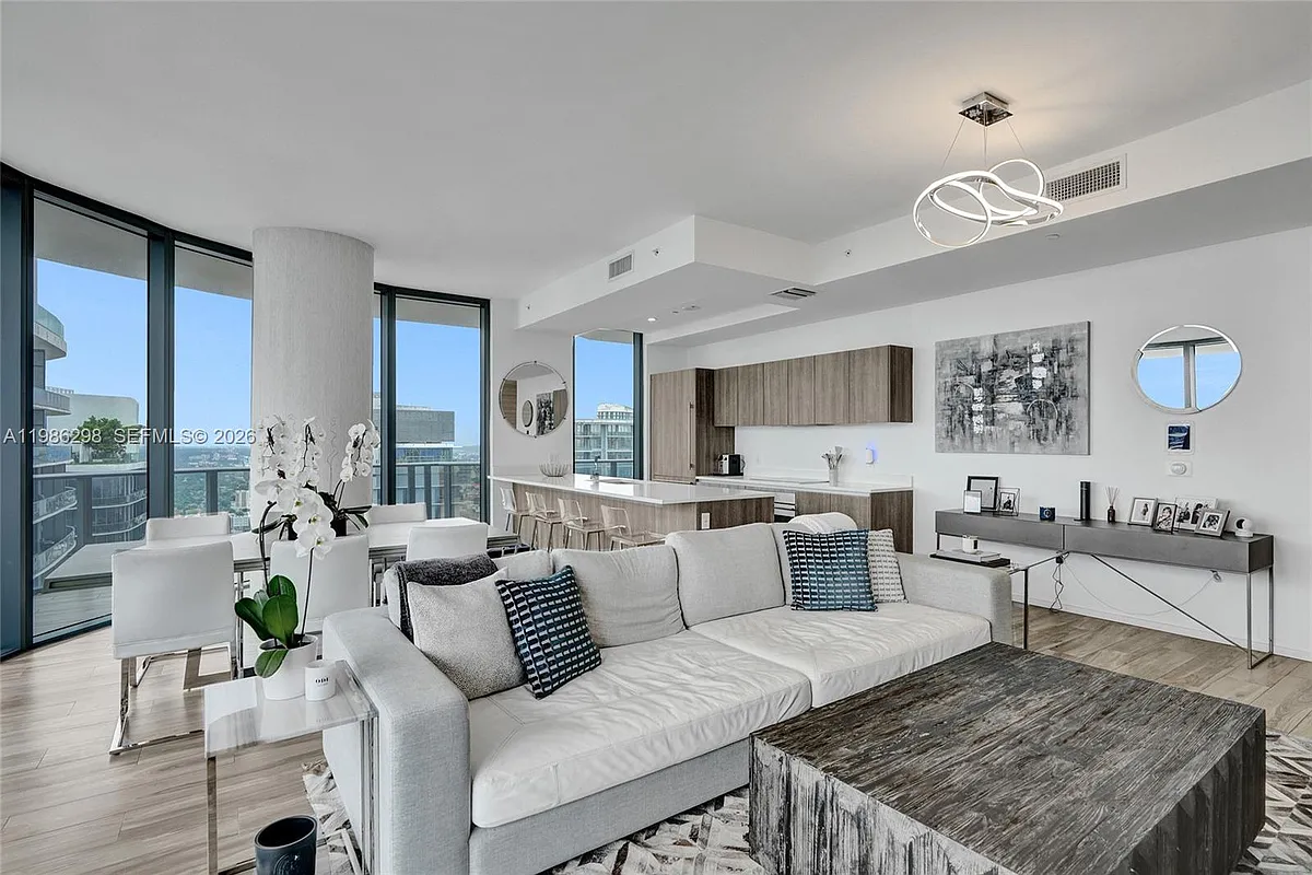 Building Photo - 801 S Miami Ave #4901