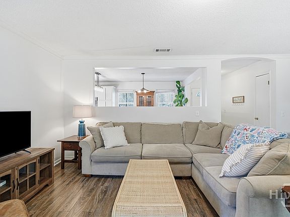 5th image of 824 Kelly Drive