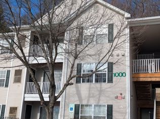 1031 King Ct, Green Brook, NJ 08812