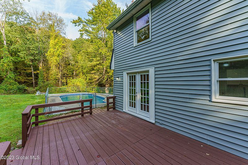 5th image of 883 Jefferson Hill Road